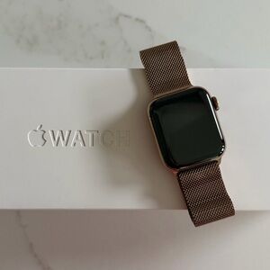 Apple Watch Series 4 Stainless Steel & Milanese Loop in Gold